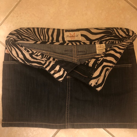 FRANKIE B BLACK JEAN MINI SKIRT - Picture 4 of 4